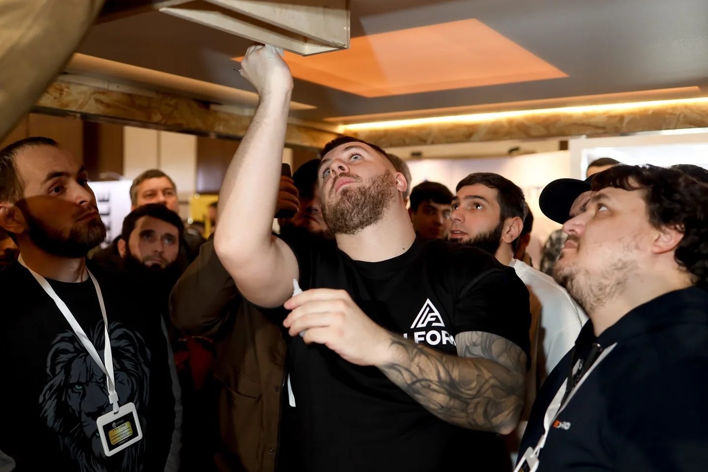 Практическая демонстрация монтажа профиля перед группой участников